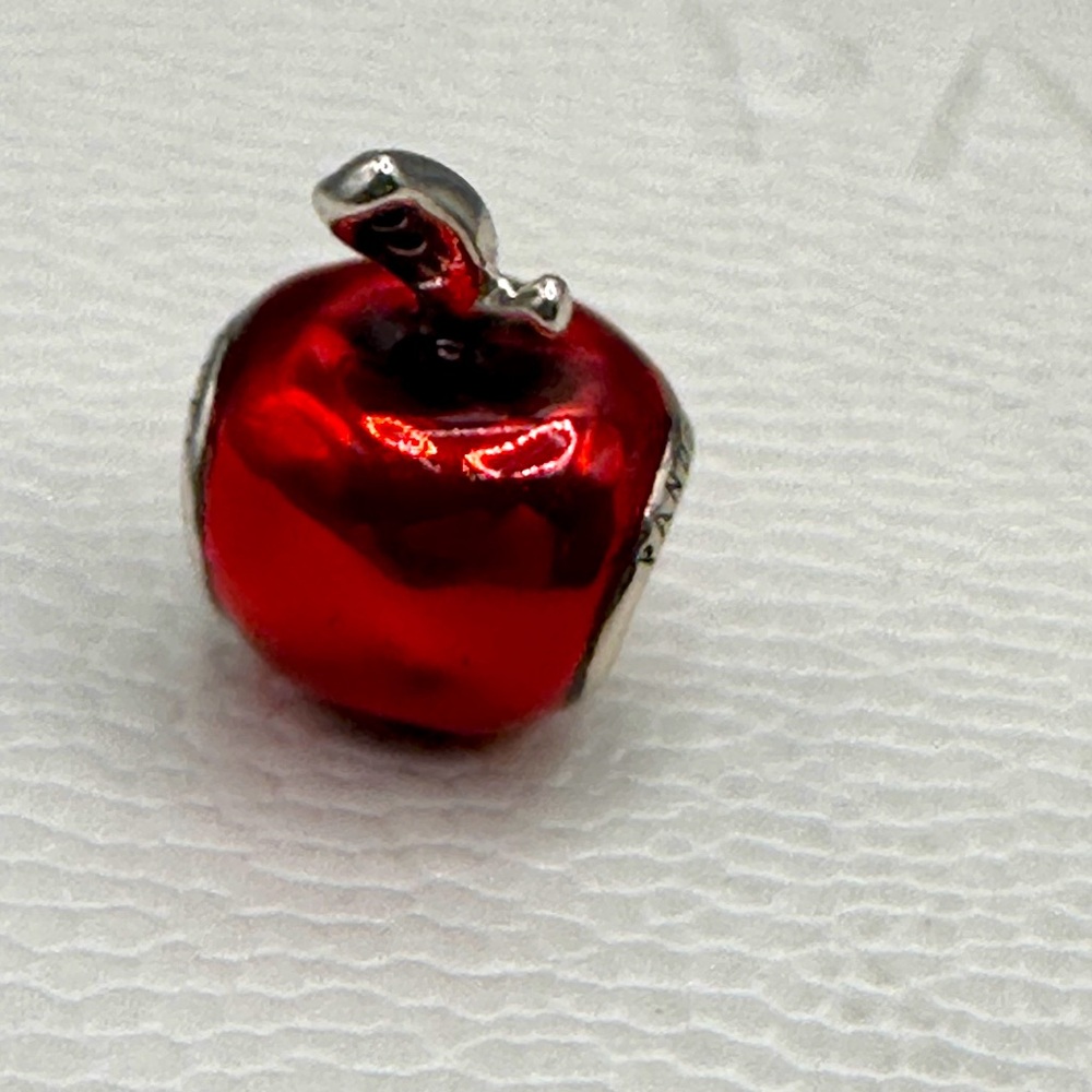 Pandora Disney “Snow White’s Poisin Apple! New!!! Never Used! - Picture 7 of 8